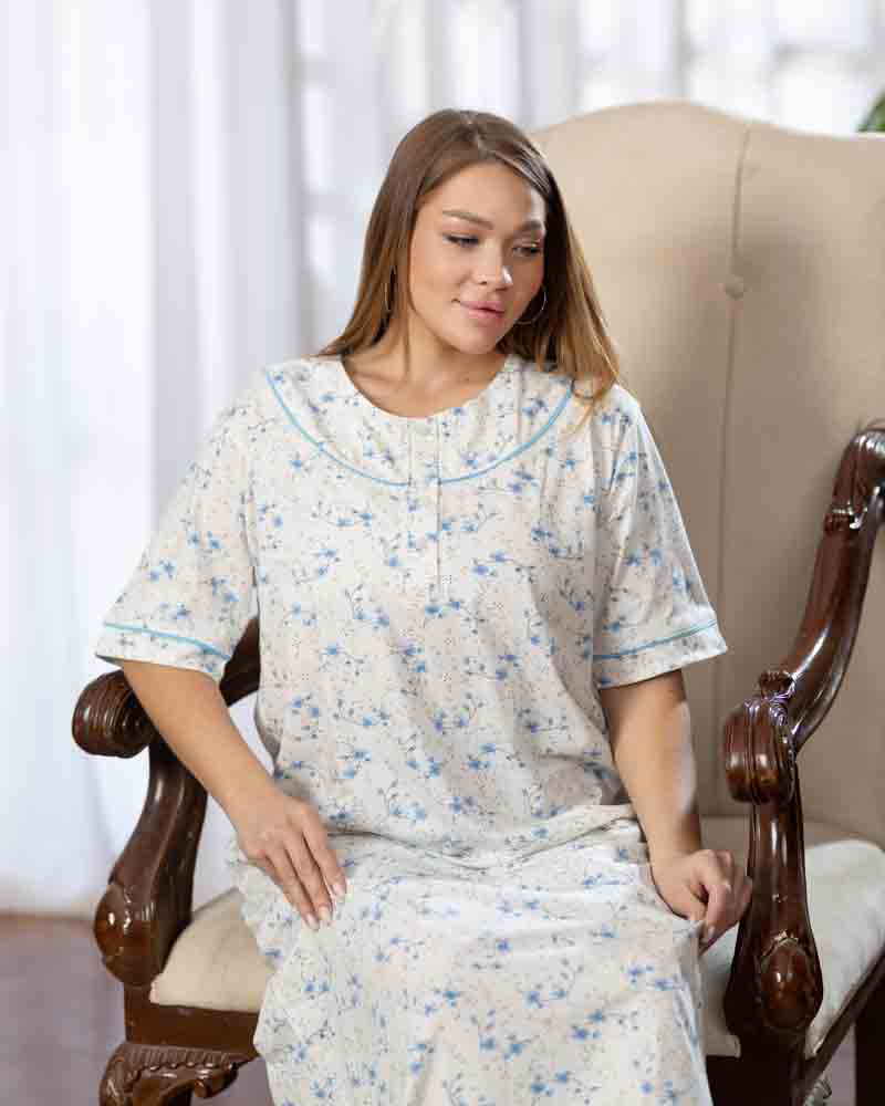 عباية بيت طويلة بنص كم، خلفية أوف وايت بطبعة زهور زرقاء فاتحة، التصميم أثناء الجلوس Secondary image