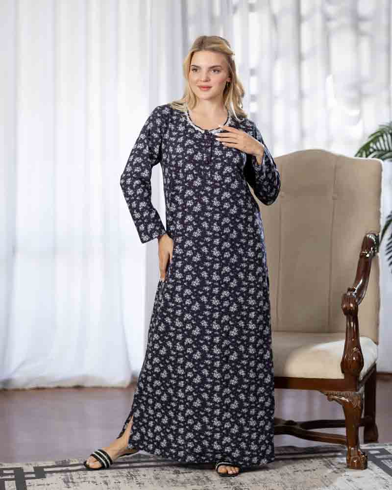 عباية بيت طويلة بكم كامل، خلفية كحلي تغطيها زهور صغيرة باللون الأبيض، منظر أمامي كامل