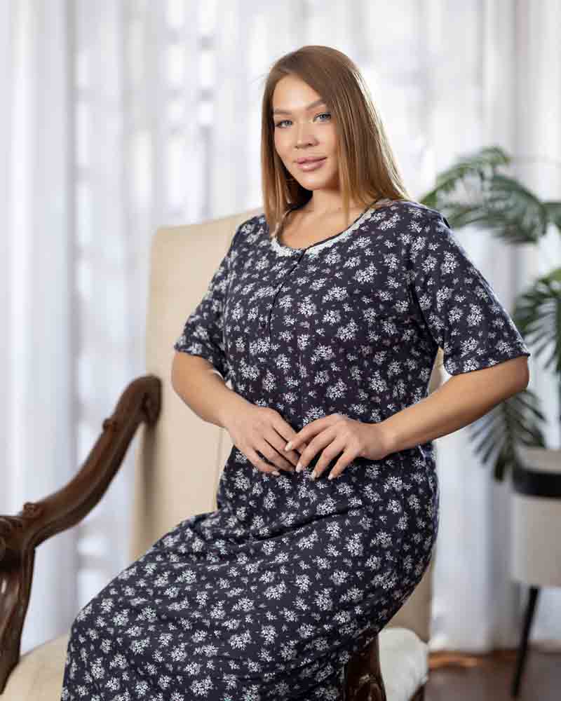 عباية بيت طويلة بنص كم، خلفية كحلي تغطيها زهور صغيرة باللون الأبيض، التصميم أثناء الجلوس