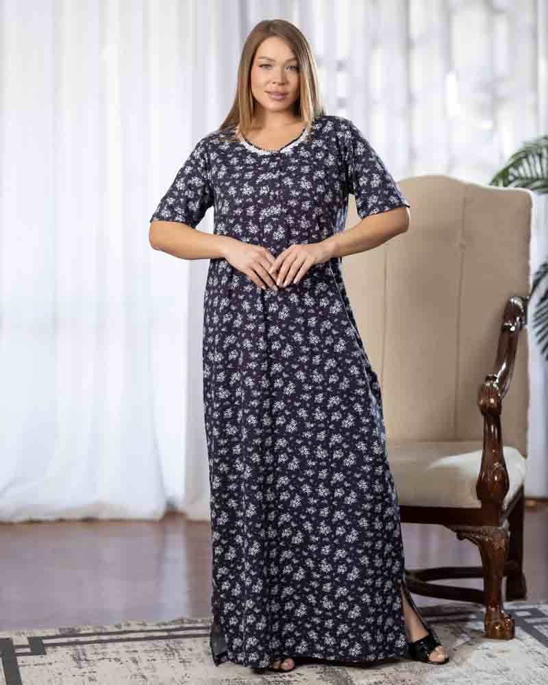 عباية بيت طويلة بنص كم، خلفية كحلي تغطيها زهور صغيرة باللون الأبيض، منظر أمامي كامل