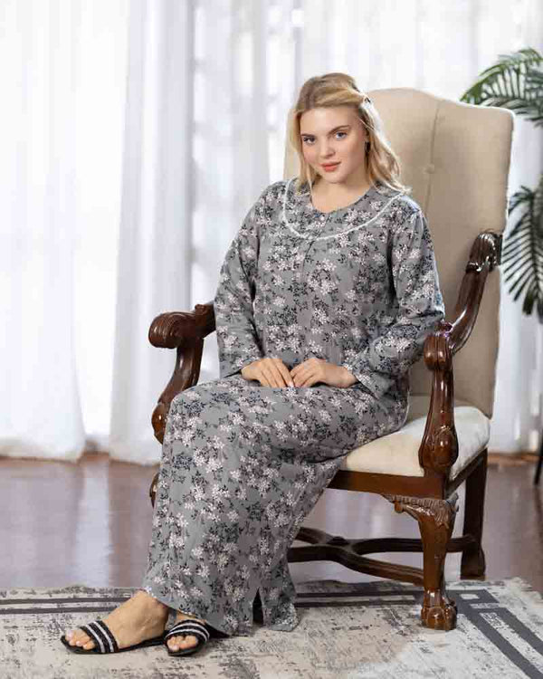 عباية بيت طويلة بكم كامل، خلفية رمادية بطبعة زهور فاتحة ومتداخلة، التصميم كاملًا أثناء الجلوس