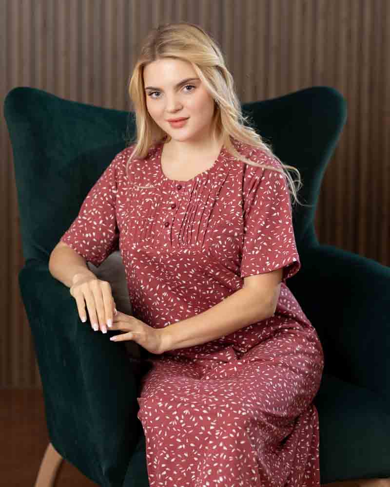عباية بيت طويلة بنص كم، خلفية طوبي بنقشة صغيرة بيضاء متكررة، التصميم أثناء الجلوس Main image