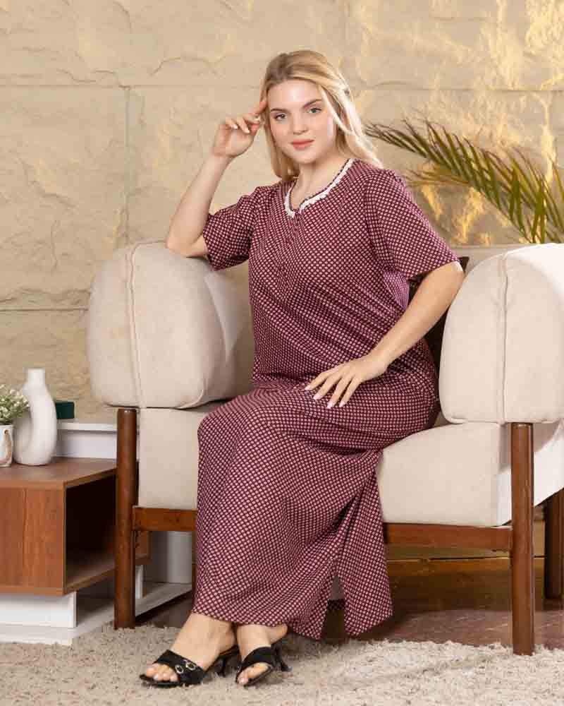 عباية بيت طويلة بنص كم، خلفية نبيتي بنقط صغيرة فاتحة، التصميم أثناء الجلوس Main image