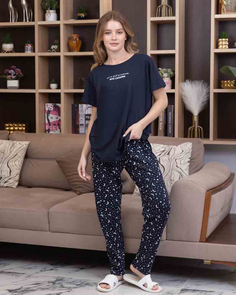تي شيرت كحلي نص كم بطبعة كتابية صغيرة مع بنطلون طويل كحلي بنقشة بيضاء صغيرة، منظر أمامي Main image