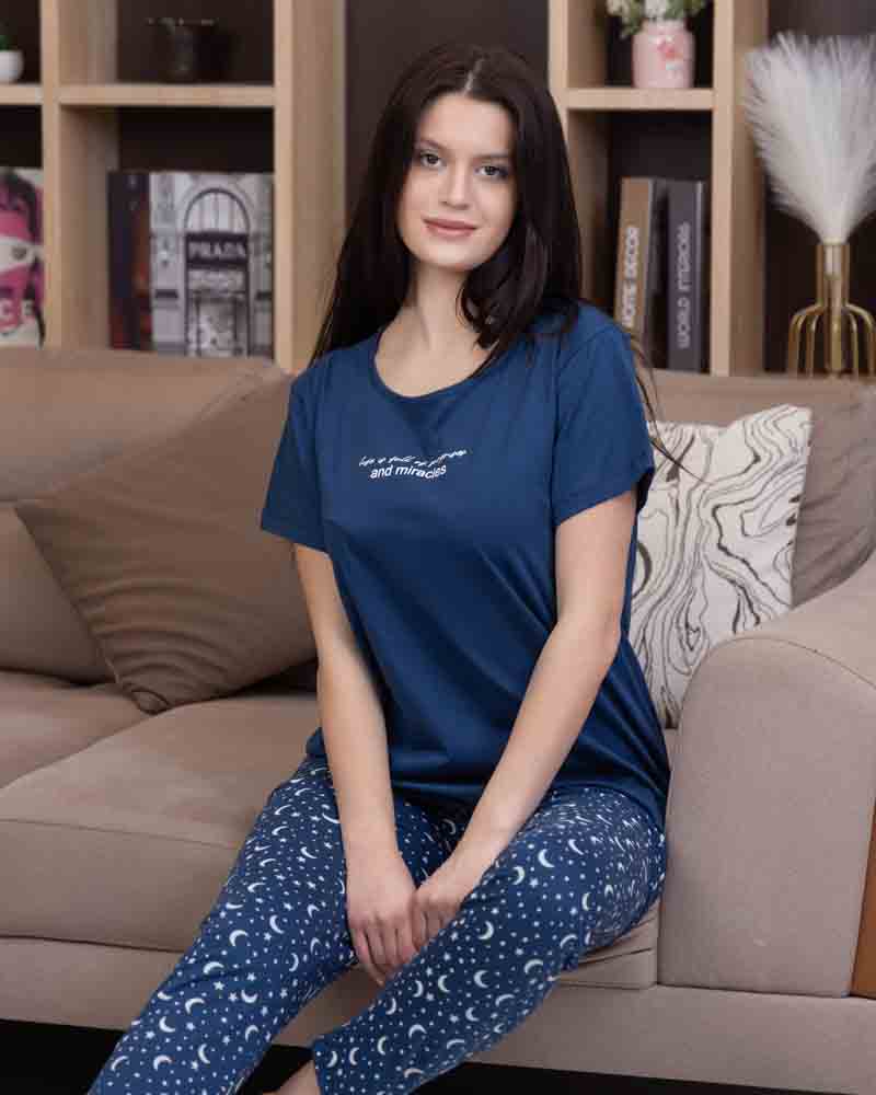 تي شيرت أزرق نص كم بطبعة كتابية صغيرة مع بنطلون طويل أزرق بنقشة هلال ونجوم باللون الأبيض في وضع الجلوس Main image