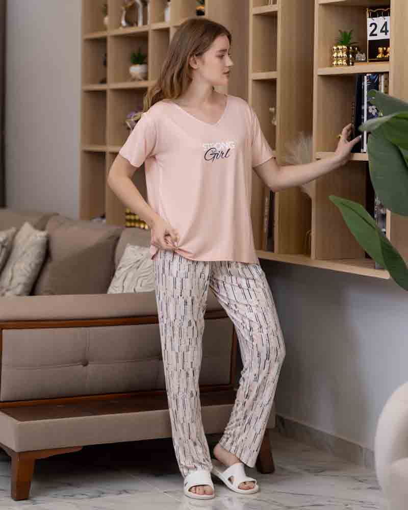 تي شيرت وردي فاتح نص كم برقبة V وطبعة Strong Girl مع بنطلون طويل فاتح بنقشة خطوط رفيعة متداخلة، منظر أمامي Secondary image