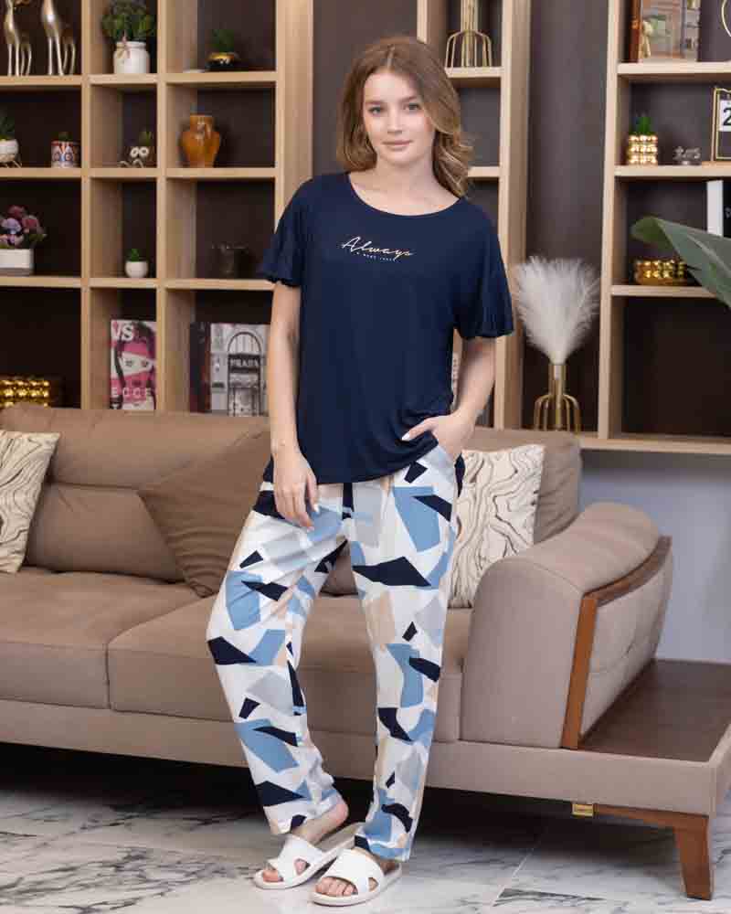 تي شيرت كحلي نص كم بطبعة كتابية صغيرة مع بنطلون طويل بنقشة هندسية بالأزرق والبيج، منظر أمامي Main image