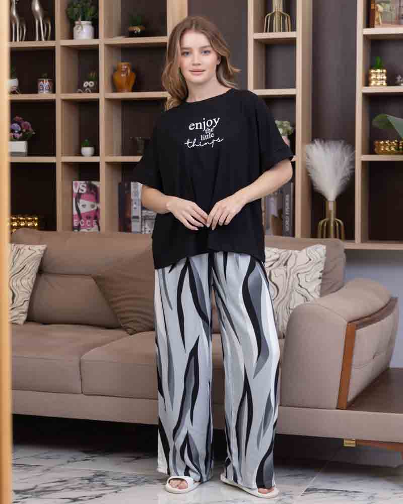 تي شيرت أسود نص كم بطبعة كتابية على الصدر مع بنطلون طويل واسع بنقشة طولية بالأبيض والأسود والرمادي، منظر أمامي