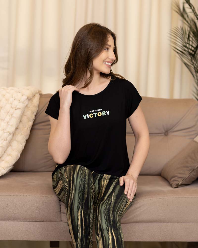 تفاصيل تي شيرت أسود بكم قصير وطبعة Victory Main image